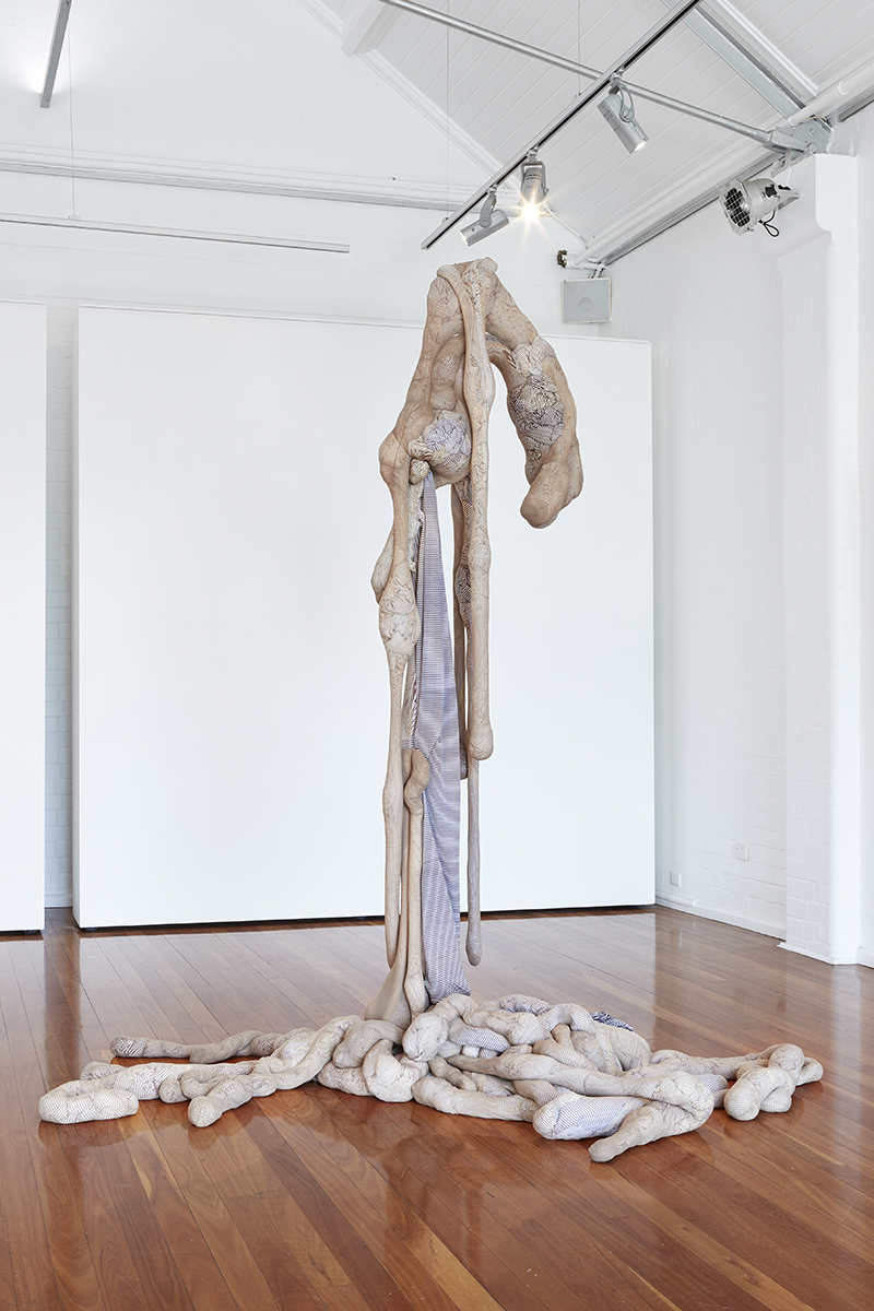 Stevie-Fieldsend_Lingers-2_2018_metal-wool-polyester_3m-x-width-variable